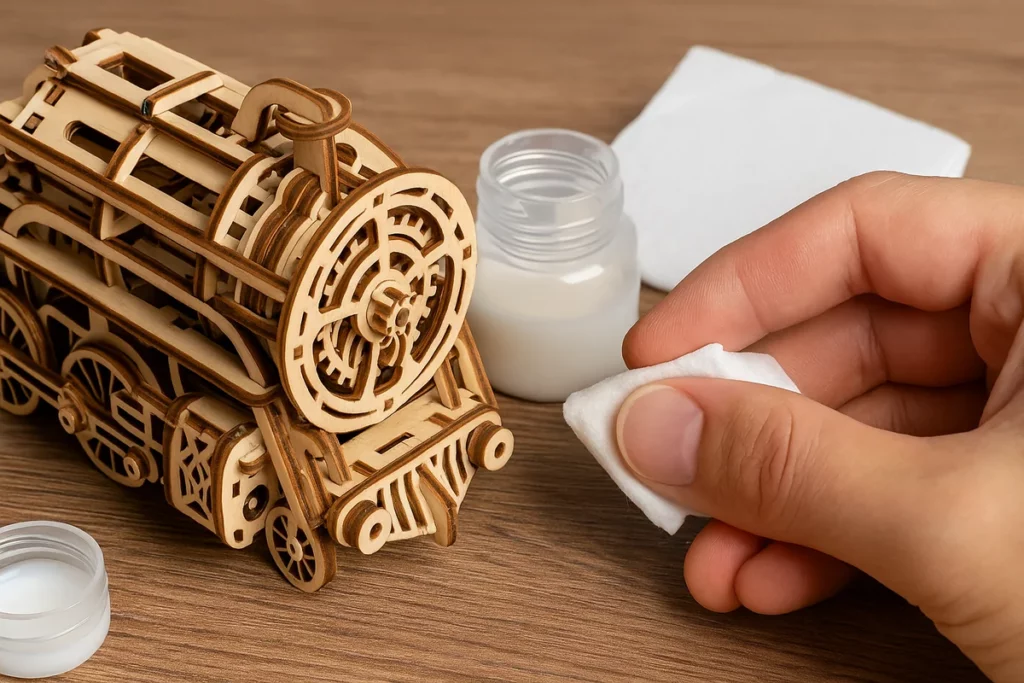 Hand trägt Versiegelung auf mechanisches Holzmodell in Lokform auf